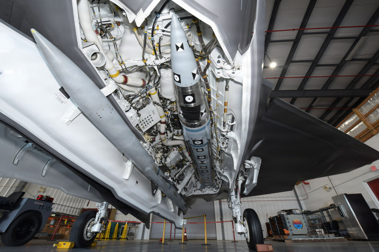 AIM-424 LRAAM у внутрішньому відсіку для озброєння на F-35C