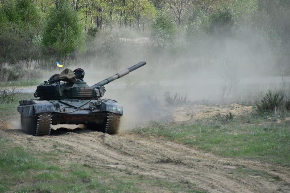Бійці ЗСУ опановують польський Т-72