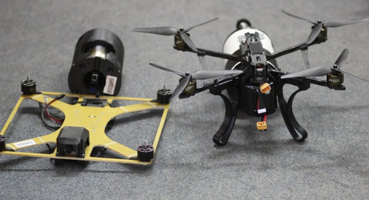 Зліва - російський дрон з управлінням на оптоволокні з рамою із текстоліту, зправа – FPV-дрон із управлінням на оптоволокні від української 3DTech. Ілюстративне фото - прес-служба компанії