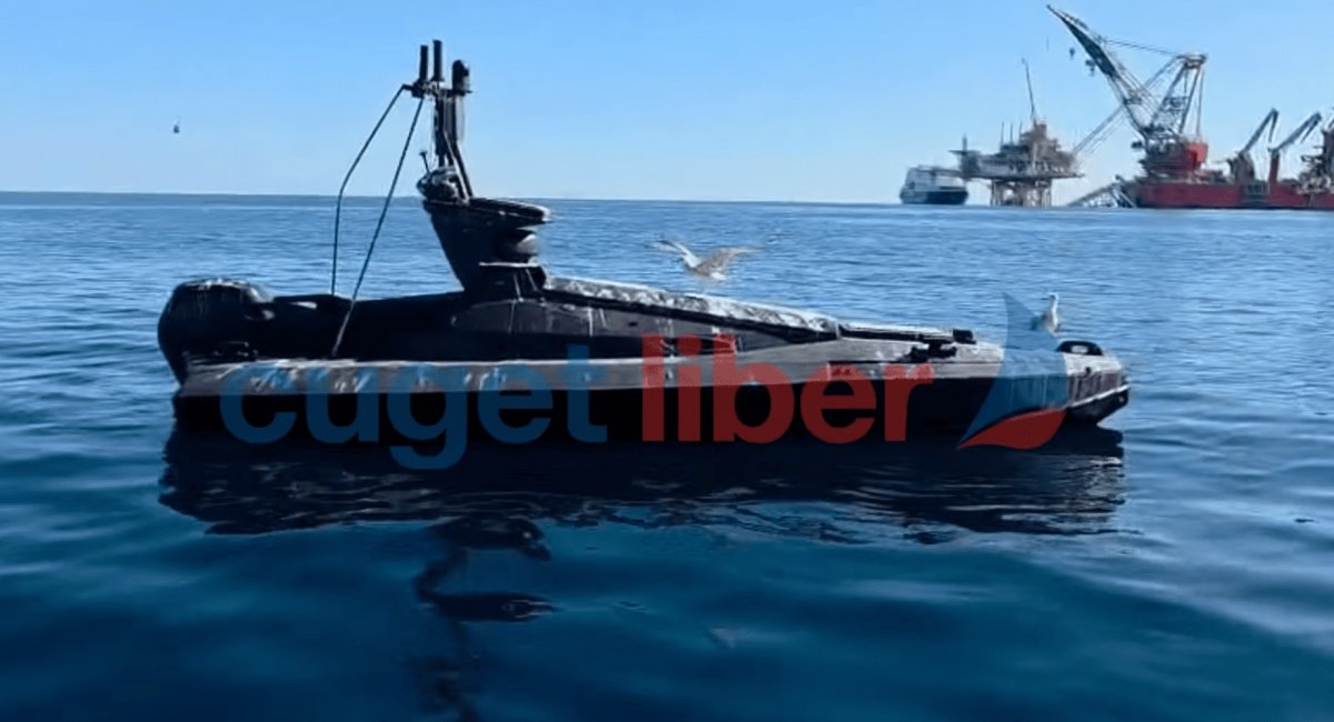 Ймовірно російський безекіпажний катер поблизу газовидобувних вишок Румунії, який потім розстріляли з F-16