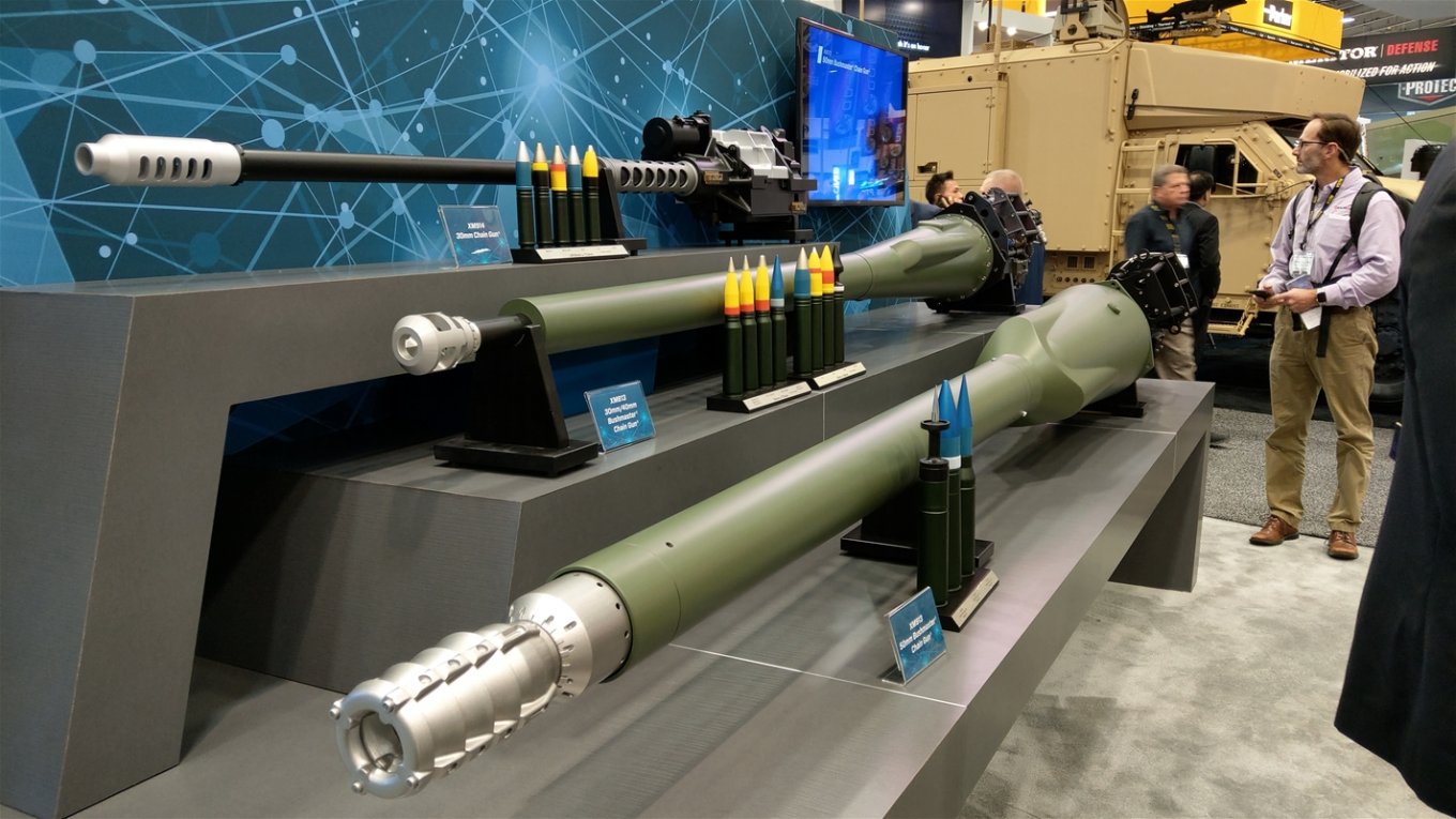 Знизу американська 50-мм автоматична гармата XM913 та снаряди до неї