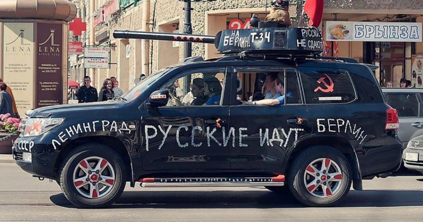 Розмальована російська машина до 9 травня