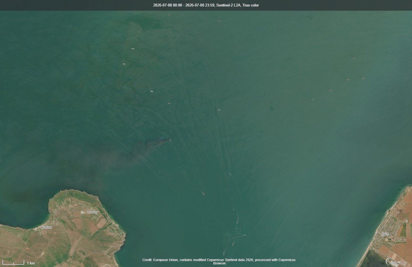 Палаюче російське судно неподалік Керченської протоки, 8 липня. Фото - Copernicus