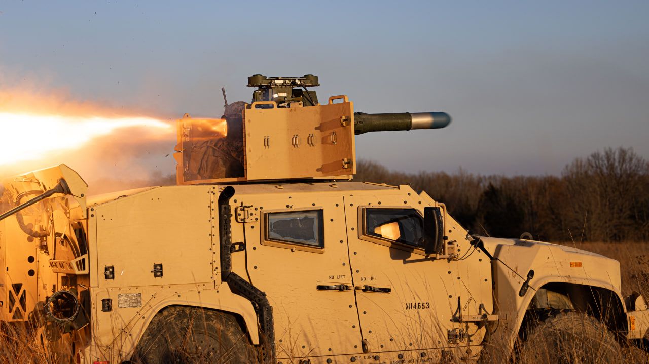 Запуск ракети з ПТРК TOW на бронеавтомобілі JLTV