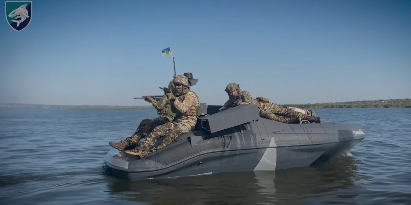 Ймовірно морський дрон Barracuda 9 або 6 з одноразовими гранатометами. Кадр з вдіео 40-ї бригади берегової оборони