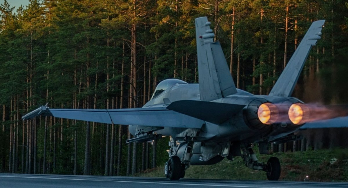 F/A-18 Hornet ВПС Фінляндії злітає з траси. Фото - Ilmavoimat