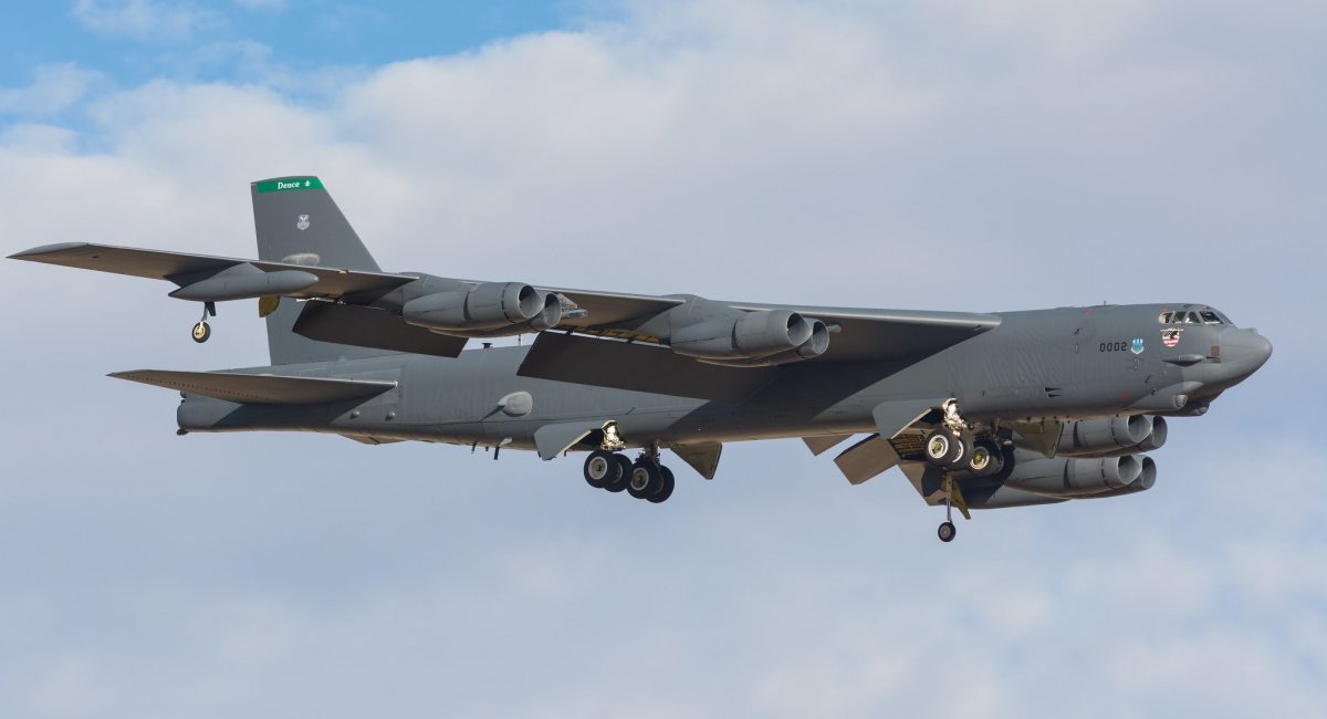 Бомбардувальник B-52 нарешті отримає новий двигун: оголошені варіанти