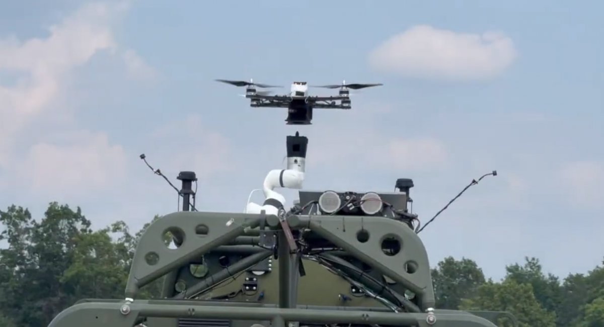 Посадка дрона за допомогою системи Ralar на базі багі ISV. Кадр з відео Target Arm