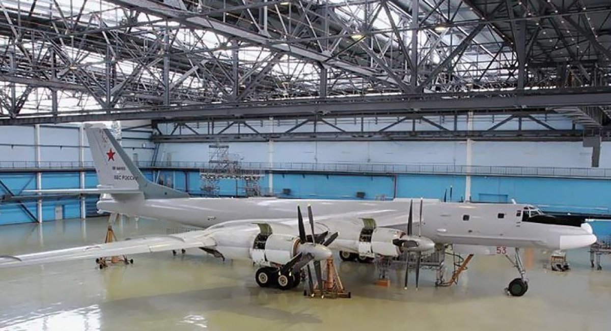 Російський Ту-95МС в заводському цеху, ілюстративне фото з відкритих джерел