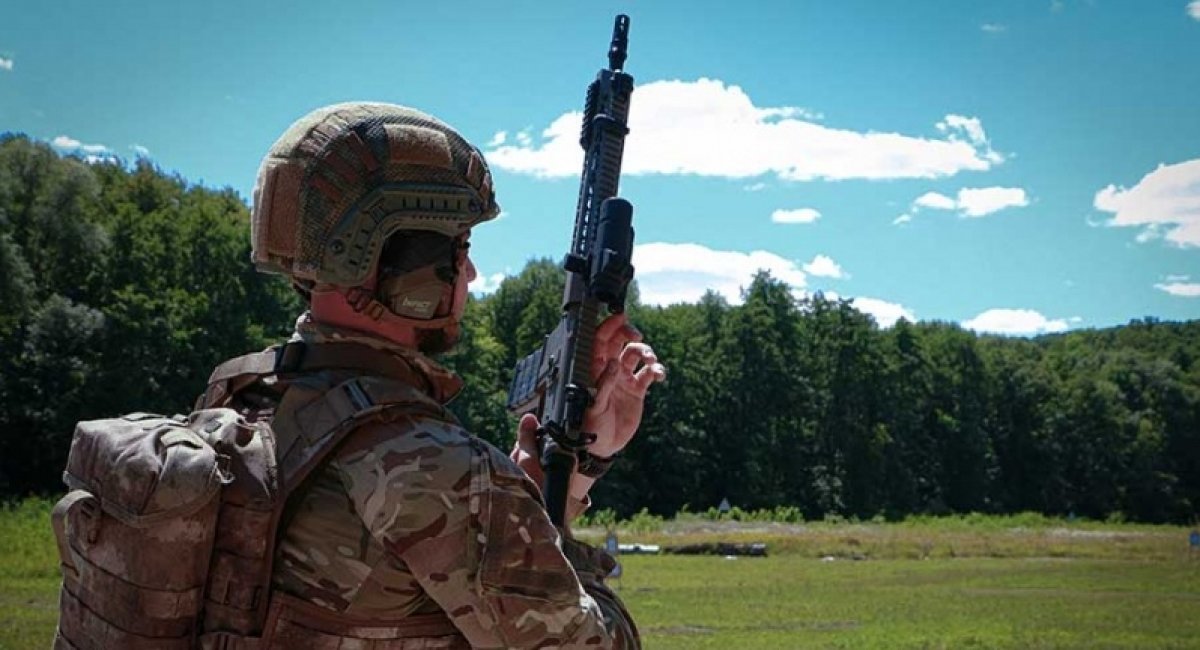 Спецпризначенець НГУ зі штурмовою гвинтівкою UAR-15