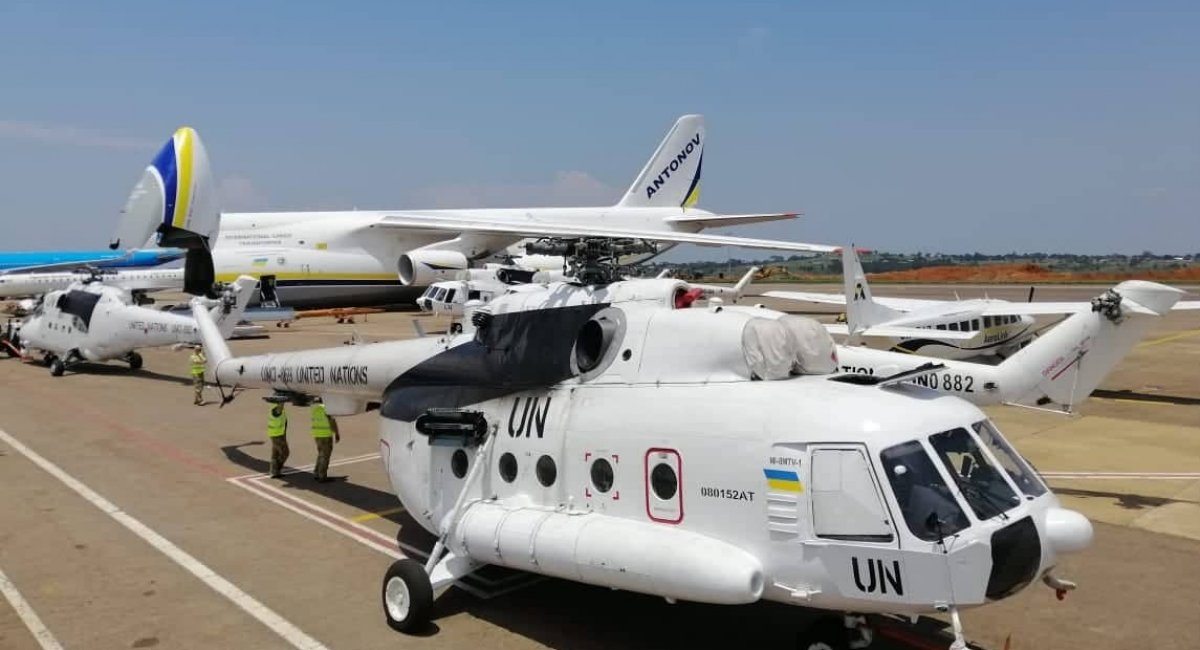 Ан-124-100 "Авіаліній Антонова" та гелікоптери українського контингенту ООН на аеродромі "Ентеббе" Республіки Уганда під час ротації техніки