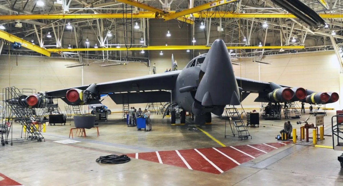 B-52 американських ВПС на технічному обслуговуванні, фото ілюстративне, джерело - U.S. Air Force