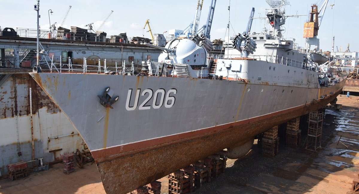 Корвет ВМСУ A206 "Вінниця" в сухому доці під час ремонту у 2017 році