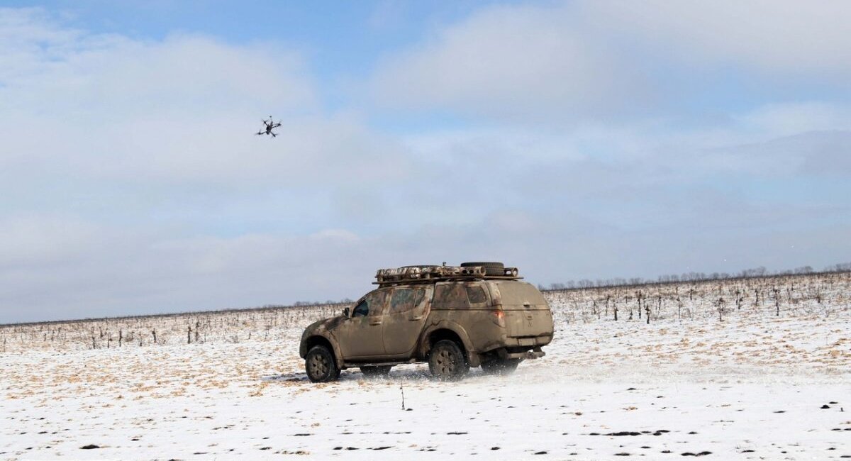 Морпіхи ЗСУ запускають квадрокоптер для удару по російським окупантам, лютий 2023 року, фото - АрміяInform
