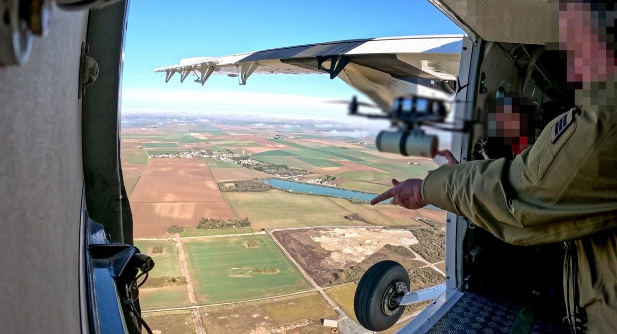 Запуск FPV-дрона із транспортного літака ВПС Франції