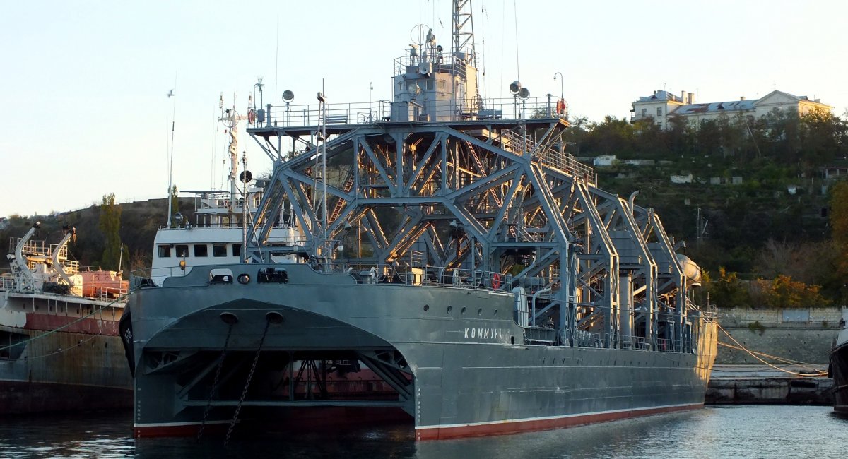 Обстежувати знищений крейсер "Москва" відправили 109-річне рятувальне судно "Коммуна"