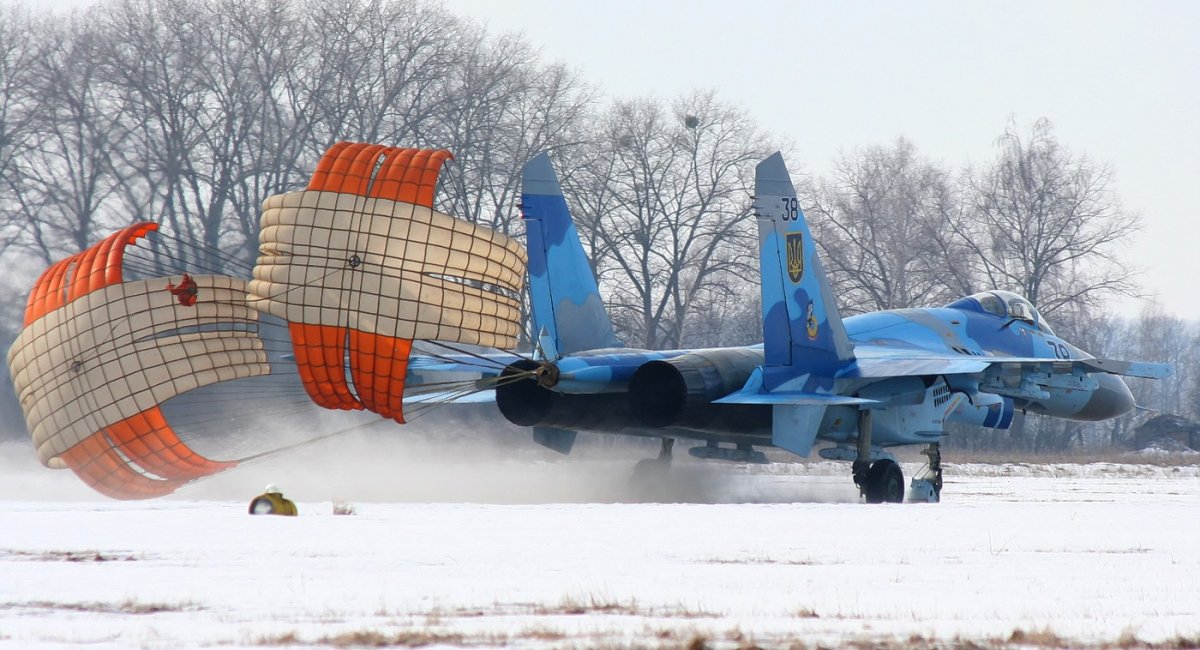 Су-27 38 синій (сн-36911035409) Повітряних Сил ЗСУ на аеродромі "Озерне" у 2010 році / Фото: Elefant