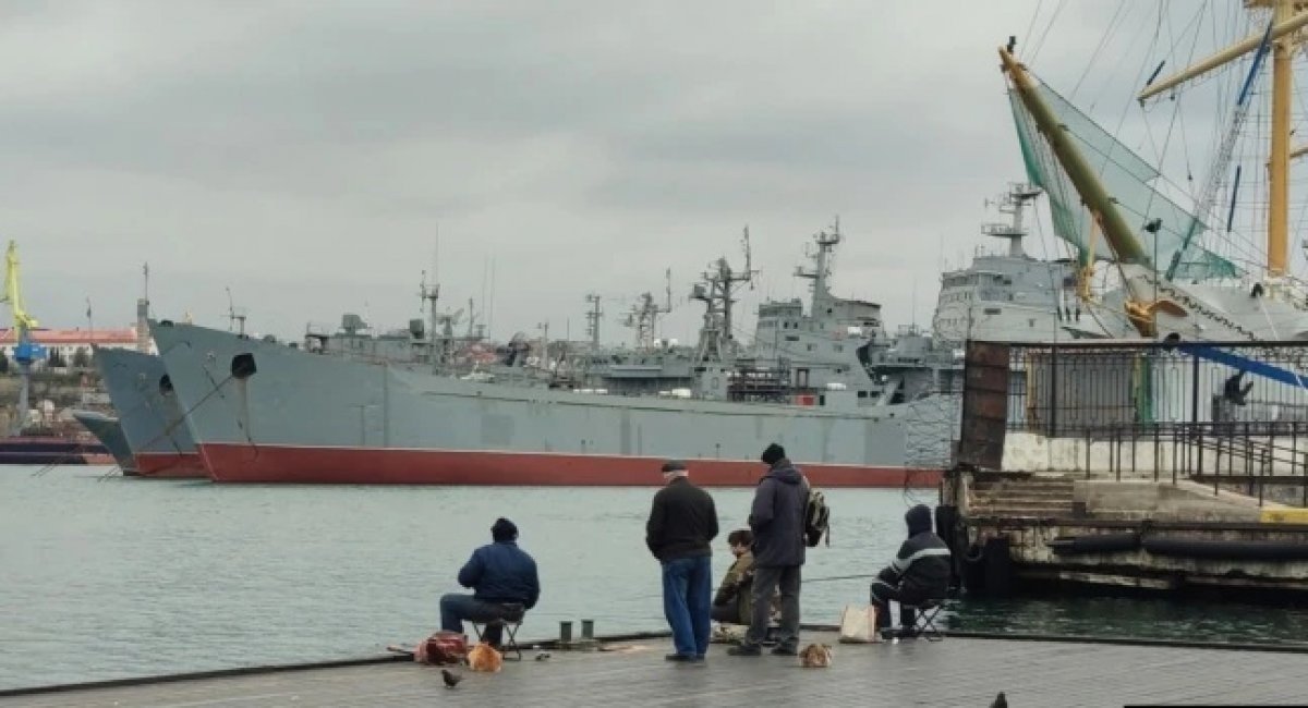 Два десантні кораблі проекту 1171 в акваторії тимчасово окупованого Севастополя, фото - Крым.Реалии, дата публікації - 21 квітня 2022 рокуф