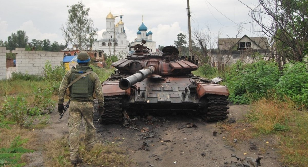 Боєць ЗСУ та знищений Т-72Б3 рашистів у звільненому Святогірську, фото - АрміяInform