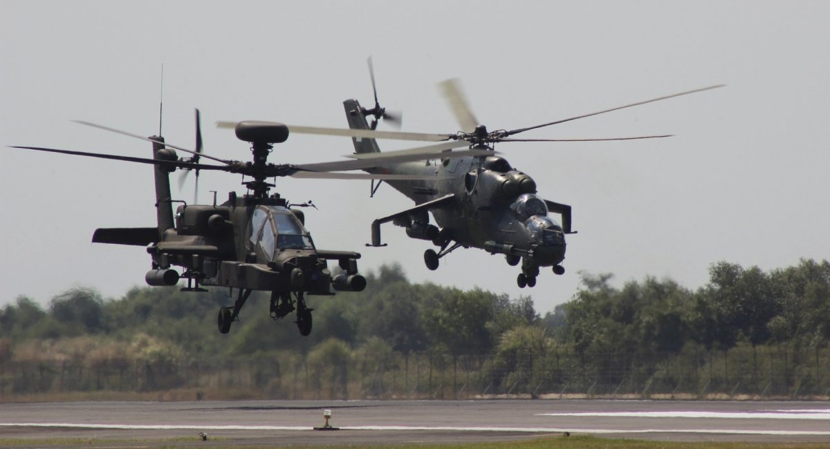AH-64 Apache та Ми-24, фото -  U.S. Army /25th Combat Aviation Brigade
