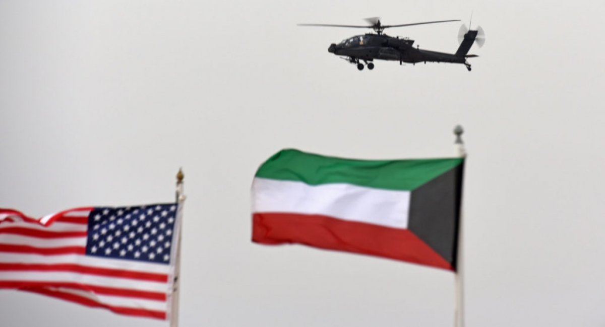 Гелікоптер AH-64E Apache над прапорами США та Кувейту