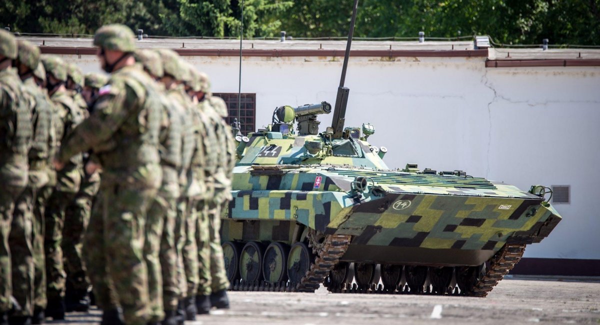 Зараз парк бронетехніки словацької армії налічує 230 одиниць БМП-1 та БМП-2, і також 30 танків T-72M