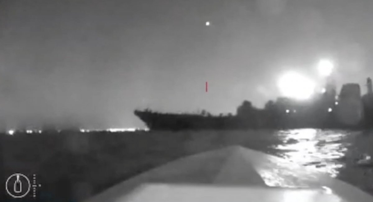 Надводний дрон-камікадзе атакує російський десантний корабель "Оленегорский горняк"