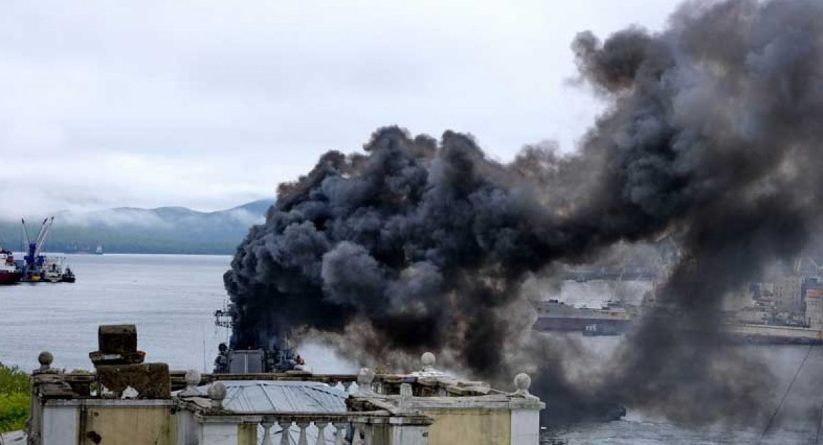Ескадрений міноносець "Швидкий" проекту 956 ТОФ ВМФ РФ виходить з бухти Владивостока