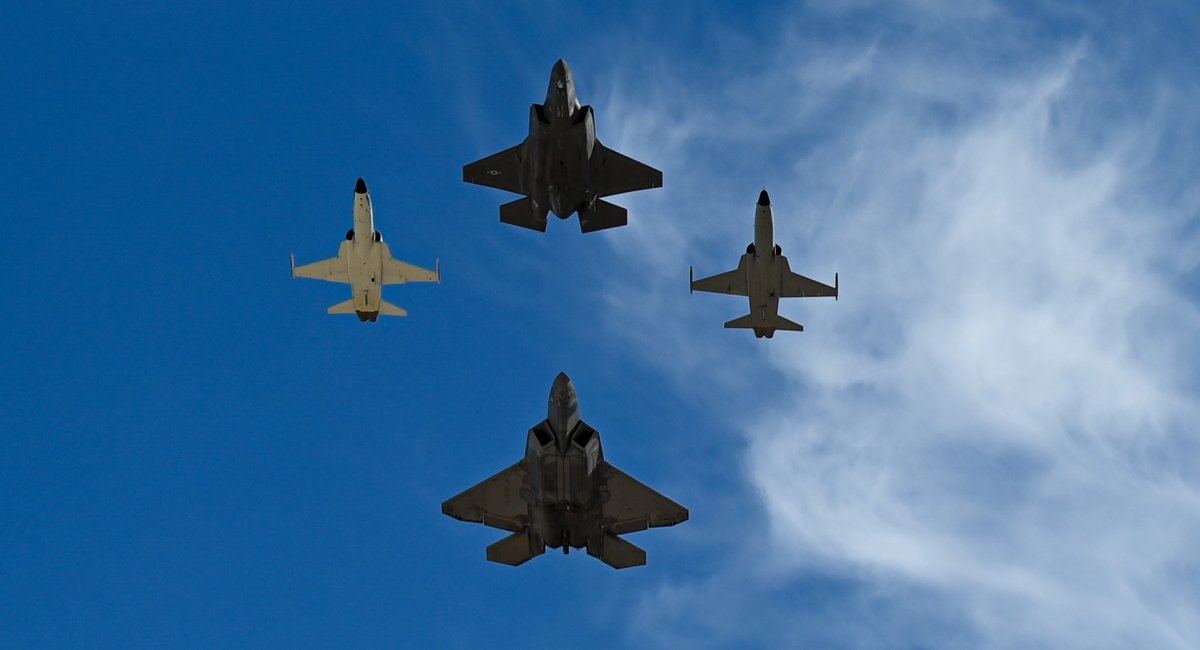 F-35 та F-22 разом з двома F-5, фото ілюстративне, джерело — U.S. Air Force