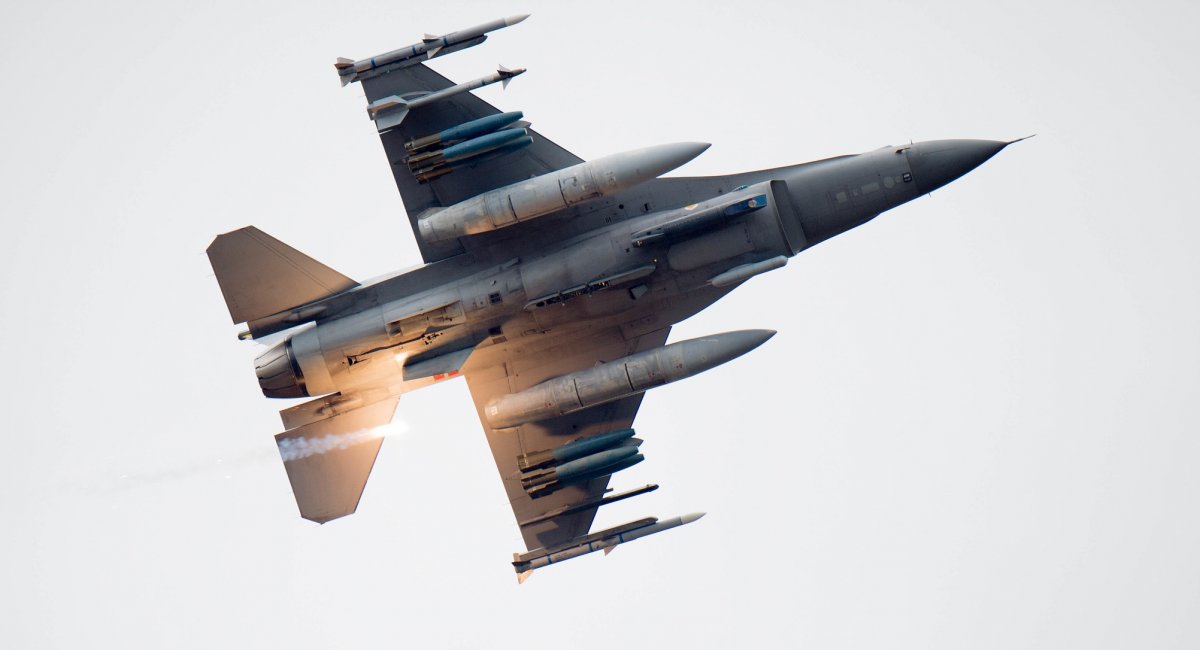 F-16 "пролетіли" повз Україну знову
