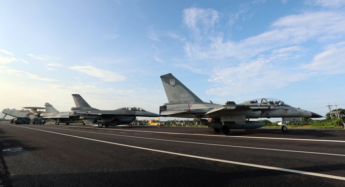 F-16, Mirage 2000 та AEW&C E-2 повітряних сил Тайваню