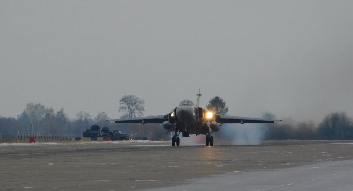 Су-24 із складу 7 бригади тактичної авіації йде на зліт, фото - прес-служба бригади