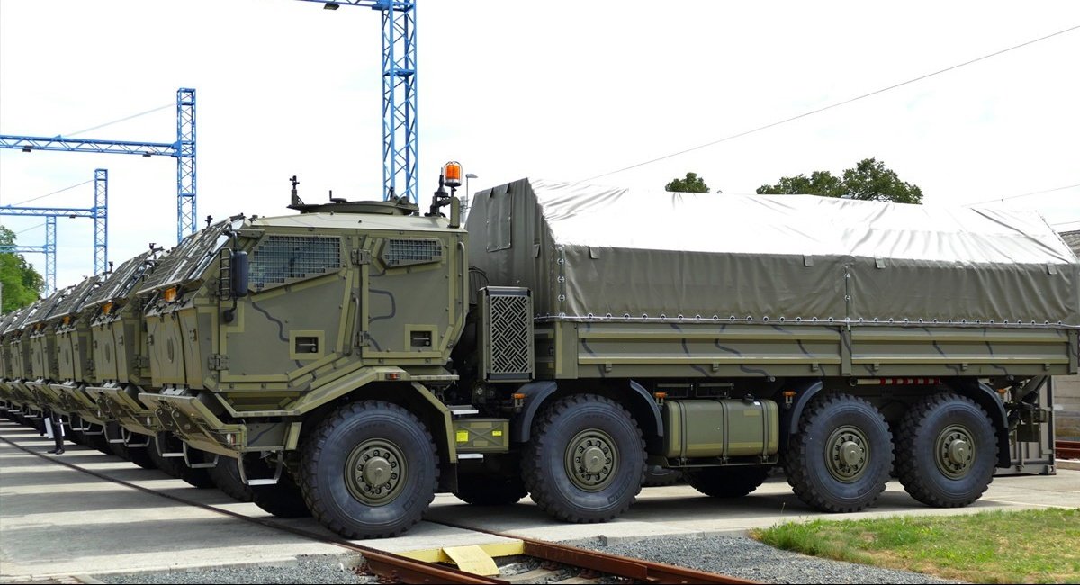 Військові вантажівки від Tatra Trucks на восьмивісному шасі, фото ілюстративне