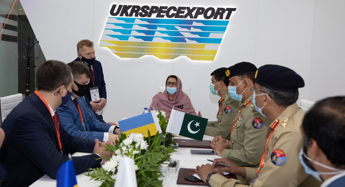 "Укроборонпром" відзвітував про підписання контракту з Пакистаном. Фото: ДК "Укроборонпром"