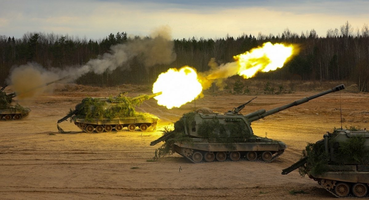 Російські САУ "Мста-С" ведуть вогонь, фото ілюстративне
