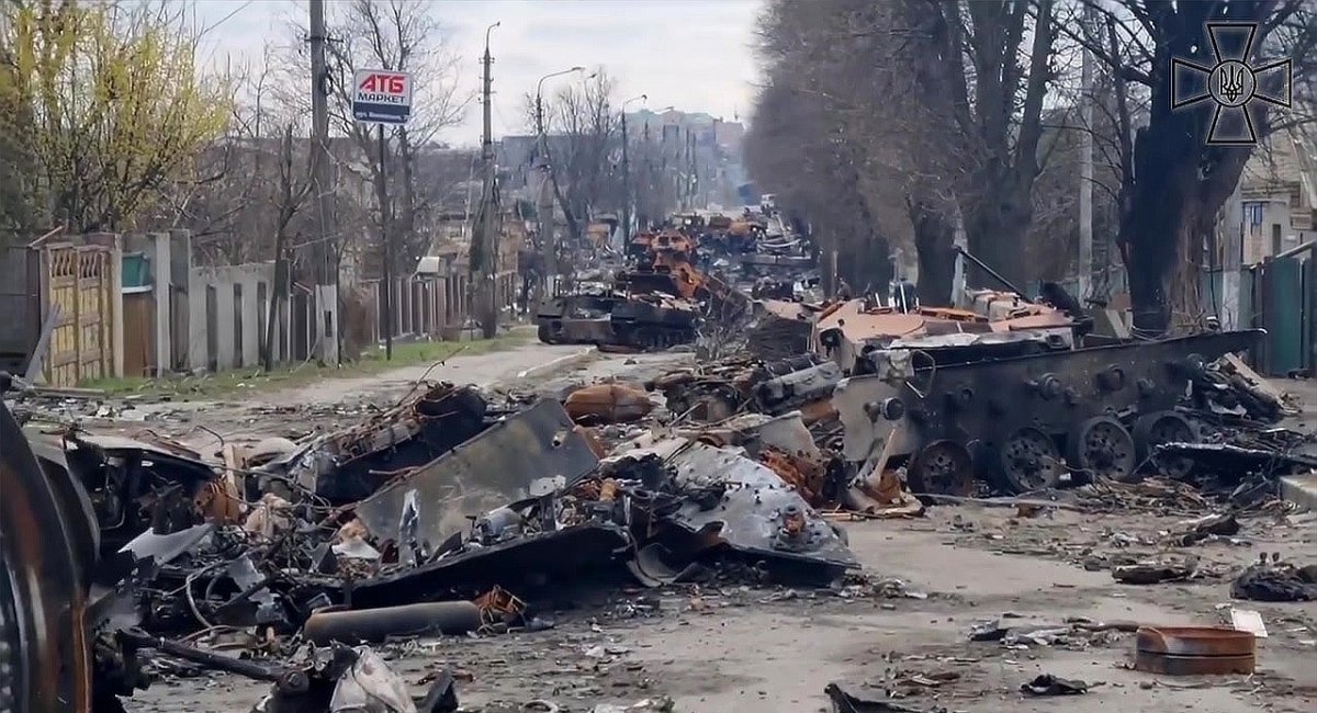 Світ пам’ятає про страшні криваві воєнні злочини, що скоєні російськими загарбниками в Україні: Вокзальна вулиця Бучі (Київська область України), де 27 лютого 2022 року було розбито російську колону / Фото: Збройні сили України