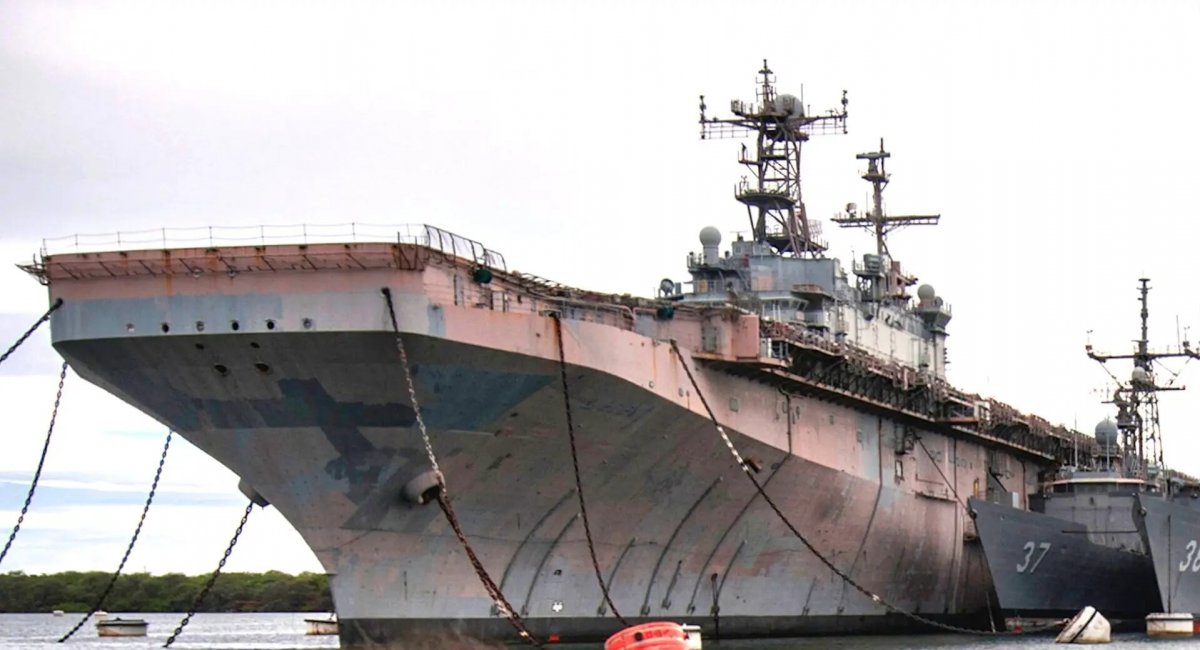 Списаний USS Tarawa у 2013 році, архівне фото від USN