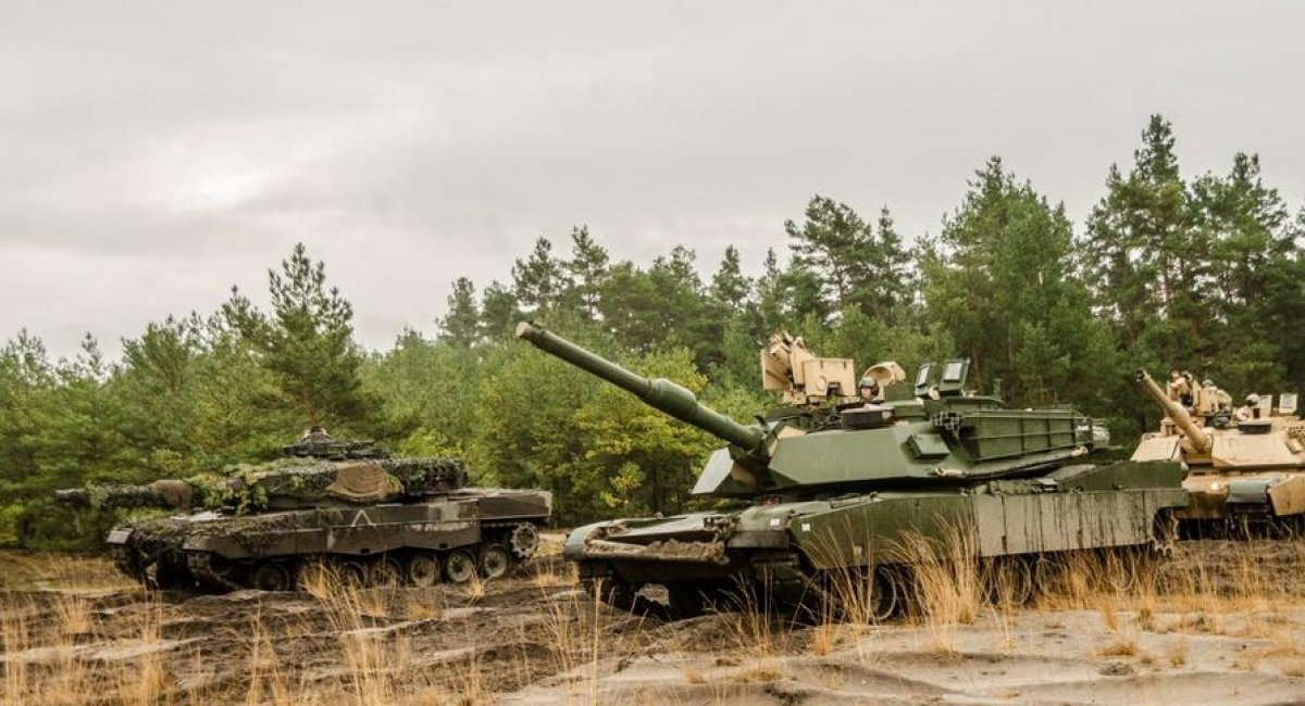 Американські M1A2 Abrams та польський Leopard 2A4, ілюстративне фото з відкритих джерел