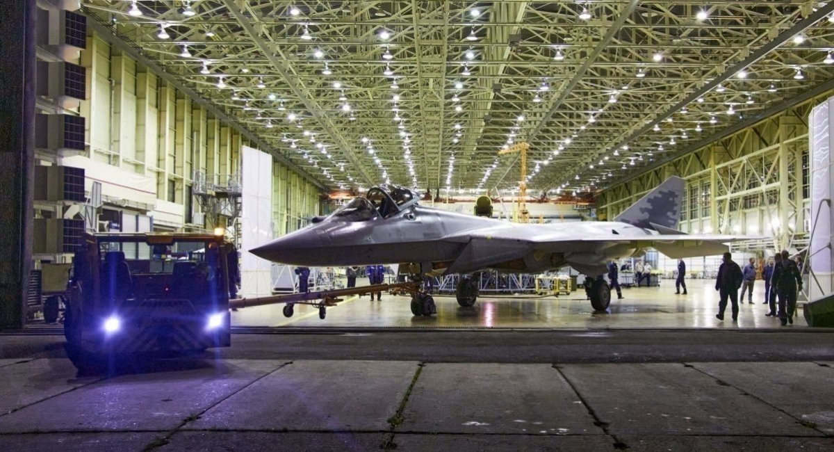 Викатка Су-57 із заводського цеху, ілюстративне фото довоєнних часів