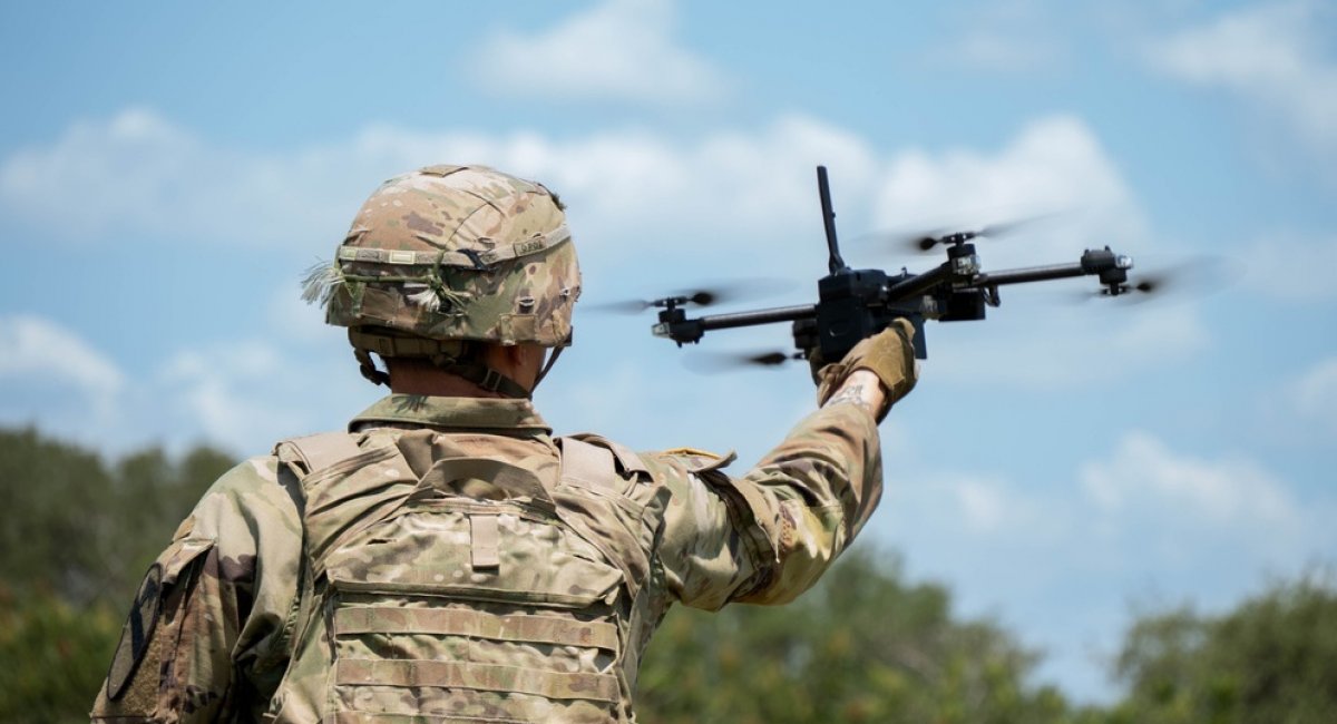 Боєць 1-ї кавалерійської дивізії США з безпілотником. Фото: US DoD