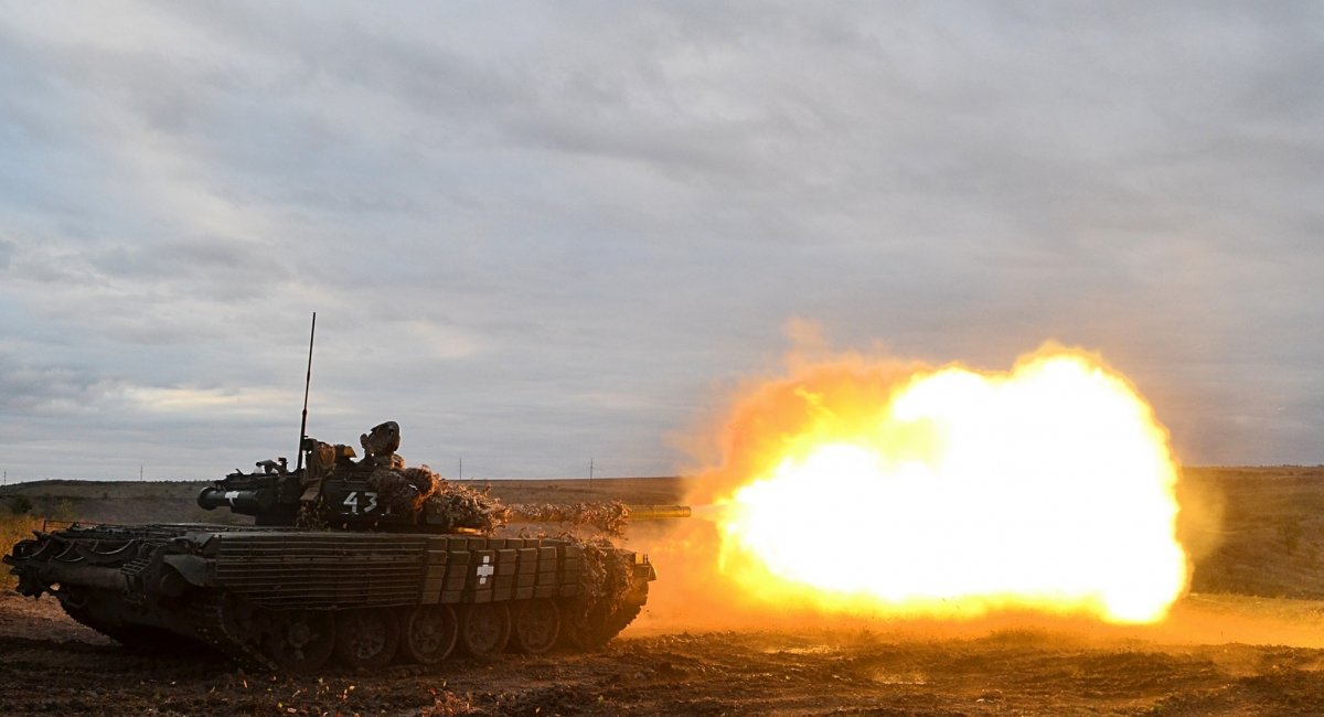 Наші танкісти на Т-72 ведуть вогонь по ворогу, фото - Генштаб ЗСУ