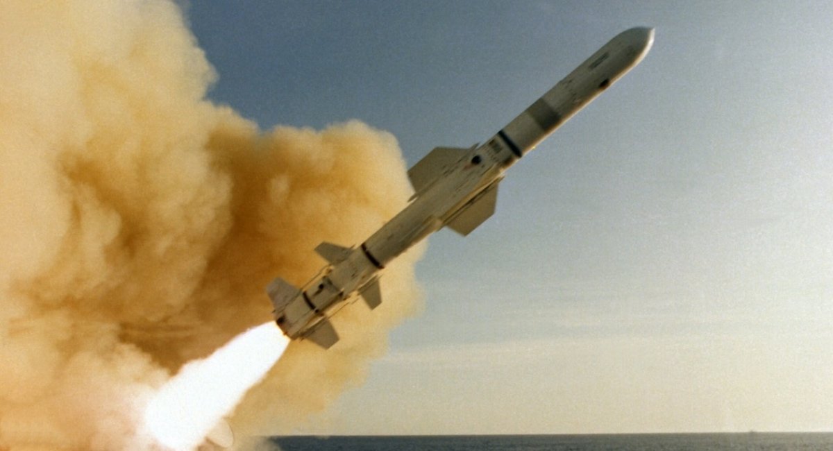 ЗСУ двома ракетами Harpoon розстріляли корабель ЧФ РФ – Bayraktar TB2 зняв безпорадність палубного ЗРК "Тор"