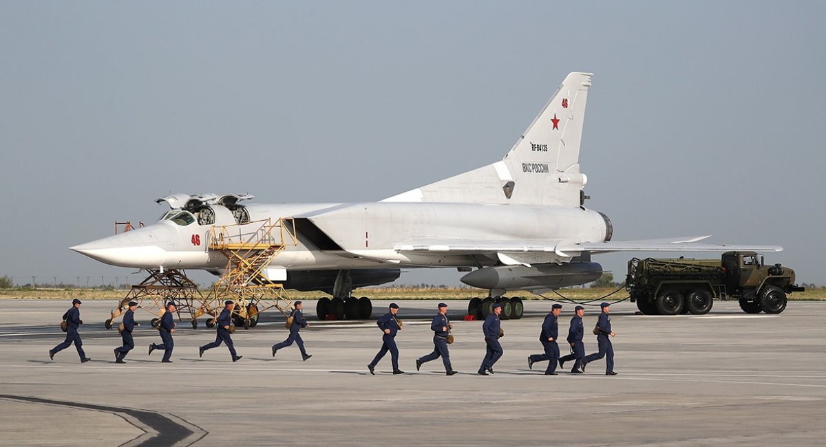 Підготовка до вильоту ворожого Ту-22М3 з ракетами Х-22, ілюстративне фото довоєнних часів