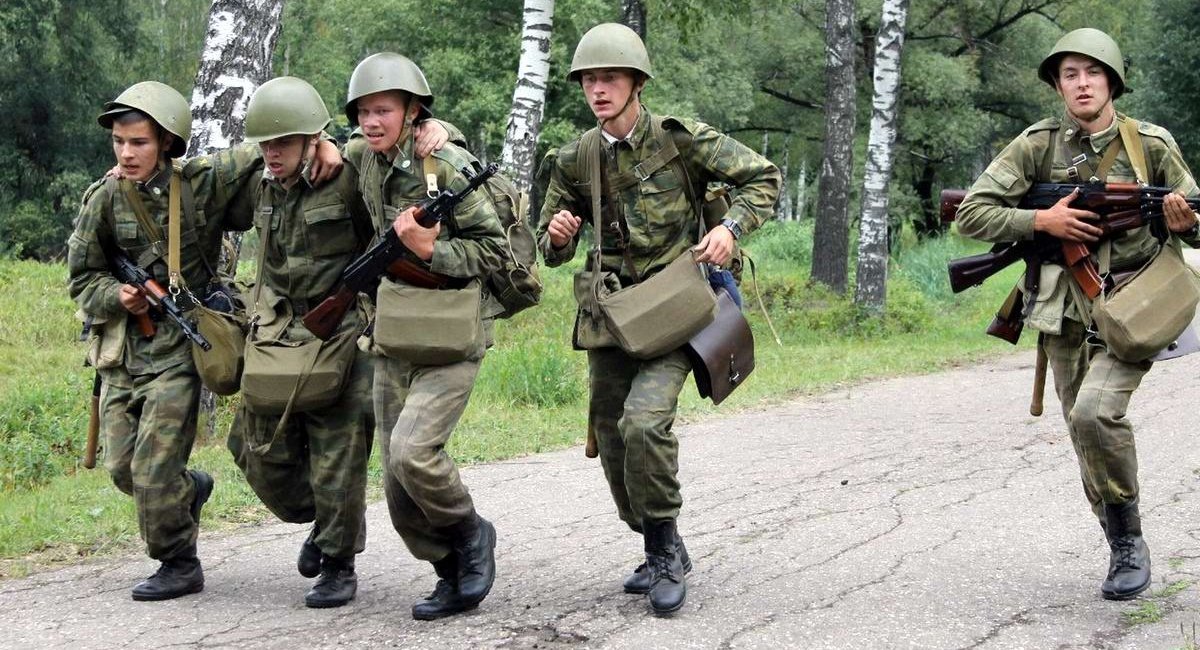 Армія РФ намагається подолати брак у живій силі шляхом примусової мобілізації