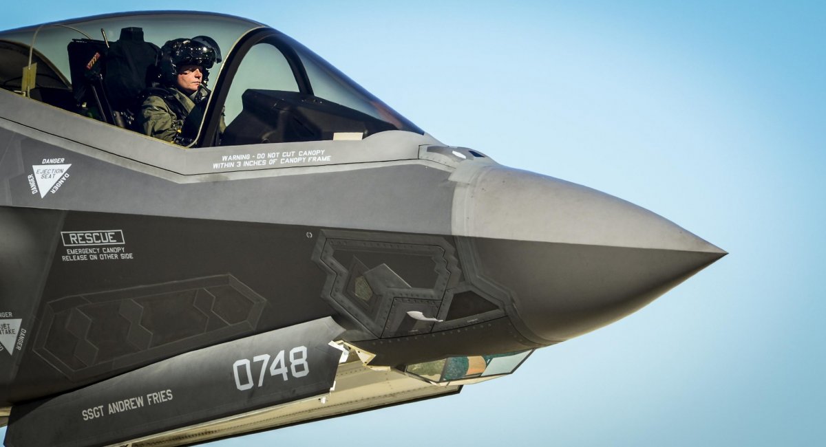 Що потрібно пілоту F-35, щоб стати ефективнішим? Правильна відповідь – планшет із крутими додатками