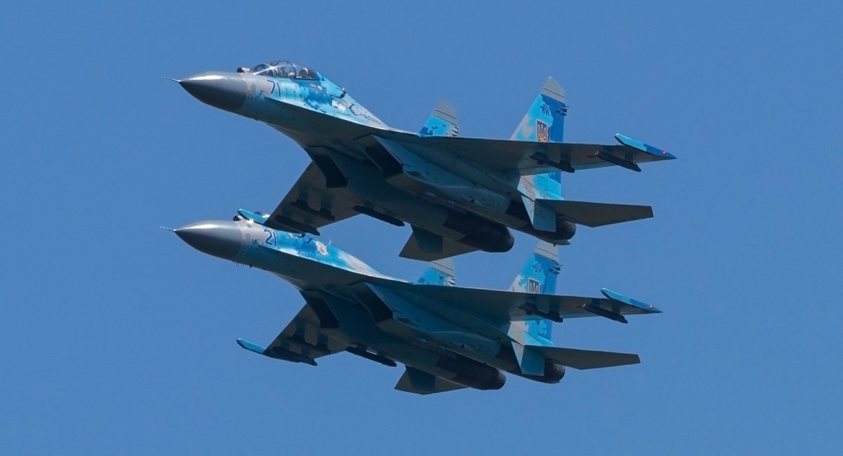 Навчально-бойовий Су-27УБ (71 "синій") та винищувач Су-27 (21 "синій") ПС ЗСУ під час тренувань у серпні 2020 року / Фото: Oleksandr Smerychansky