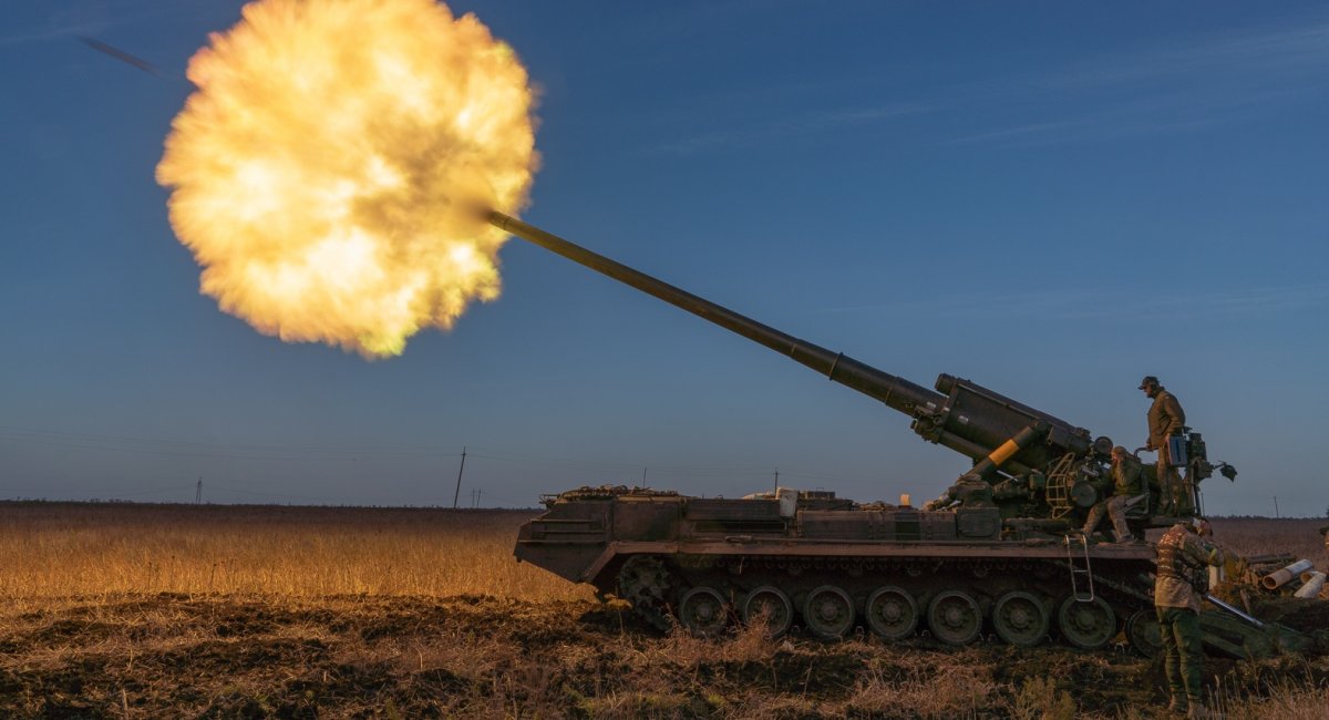 Бійці 43-ої артилерійської бригади ЗСУ ведуть вогонь із САУ 2С7 "Піон", квітень 2023 року, фото – Arsenii Gerasymenko