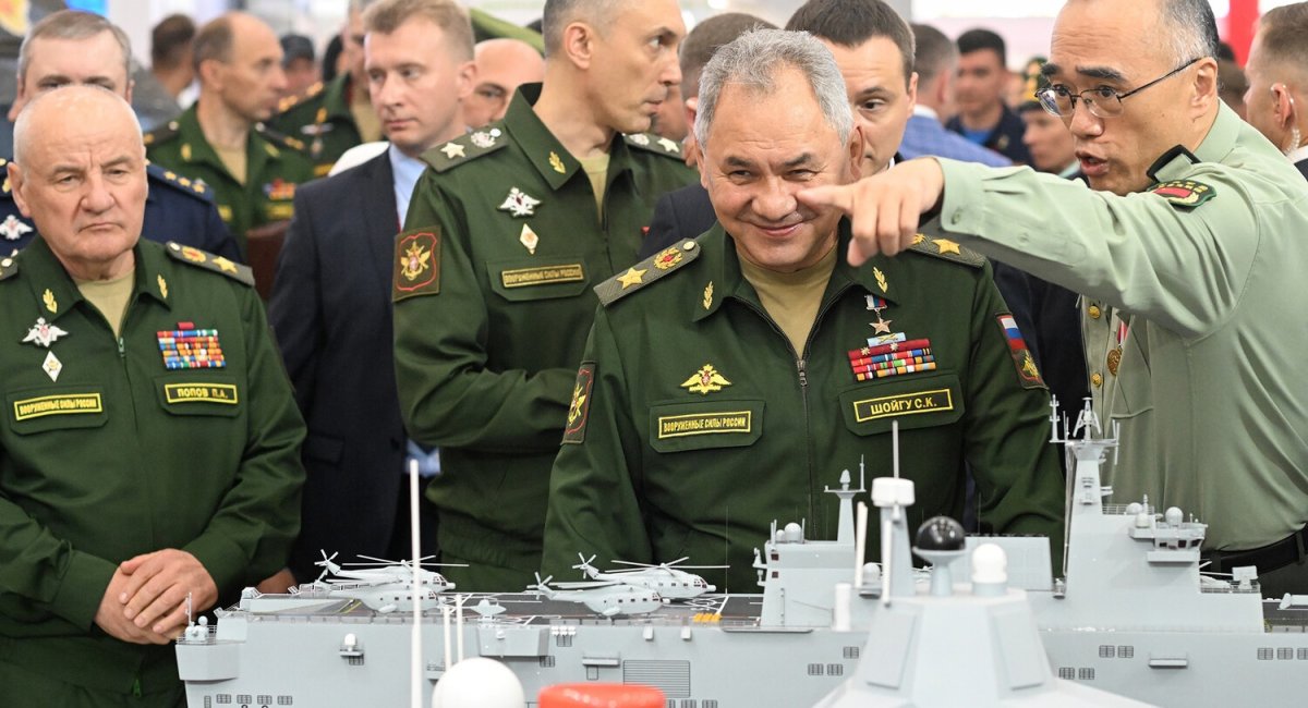 Міністр оборони РФ Шойгу на стенді КНР на виставці "Армия-2023"