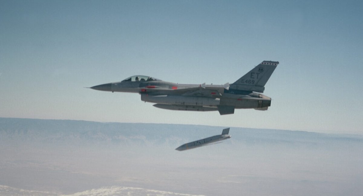 Винищувач F-16 запускає ракету JASSM-ER, фото — U.S. Air Force by Master Sgt. Michael Jackson.