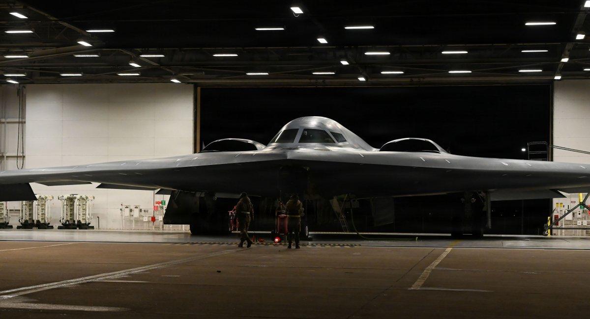 Стратегічний стелс-бомбардувальник B-2 Spirit із загадковими білими прямокутниками готується до бойового вильоту 17 березня. Фото - DoW